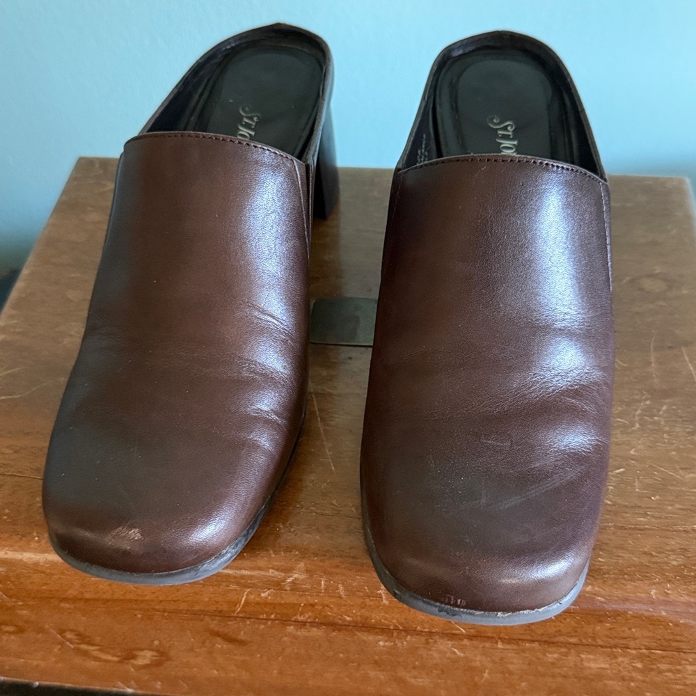 Great Condition St. John’s Bay Mule size 5 1/2